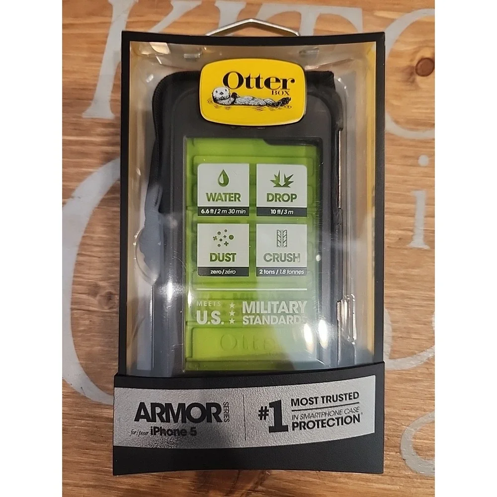 NEW‎ Iphone 5 Otterbox Armor Series Black W/ Green